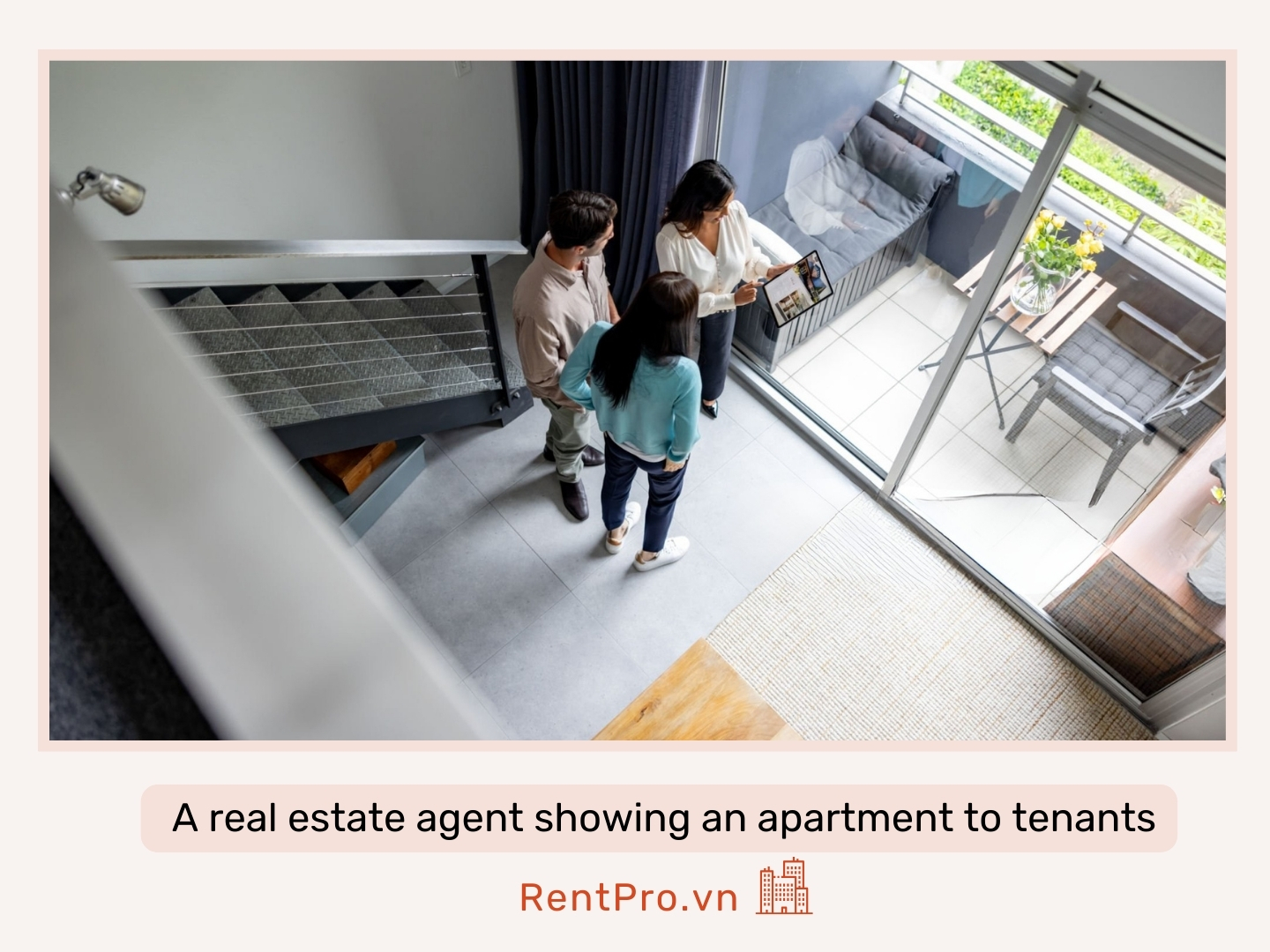 A-real-estate-agent-showing-an-apartment-to-tenants